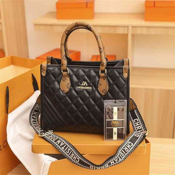 2022 factory wholesale lingge large capacity handbag simple texture single shoulder bag fashion live broadcast light luxury messenger bag 79
2022 factory wholesale lingge large capacity handbag simple texture single shoulder bag fashion live broadcast light luxury messenger bag 79