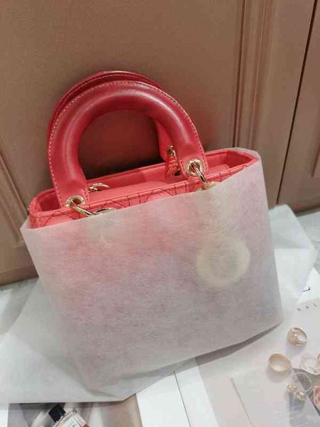 wind imitation embroidered thread dai fei gradually changes color sheep pattern portable one shoulder messenger bag is popular and luxury de
wind imitation embroidered thread dai fei gradually changes color sheep pattern portable one shoulder messenger bag is popular and luxury de