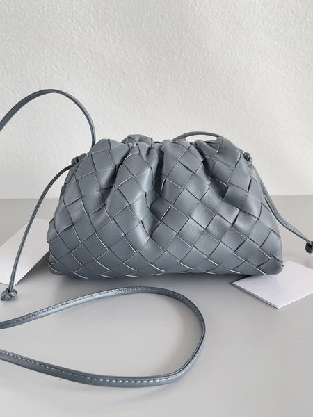 2022 new luxury bags fashion classic handbag design sense portable solid color handbag woven dumpling bag
2022 new luxury bags fashion classic handbag design sense portable solid color handbag woven dumpling bag