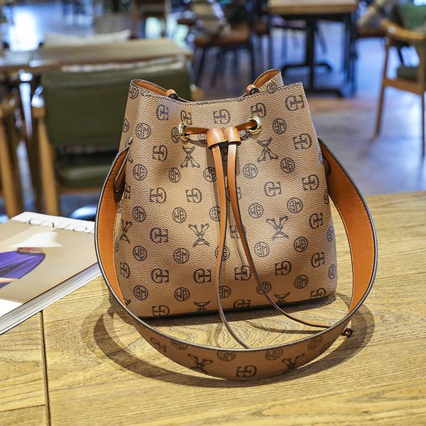 popular fashion all-match bucket bag simple style one shoulder womens handbag female casual shopping party purse vintage brand
popular fashion all-match bucket bag simple style one shoulder womens handbag female casual shopping party purse vintage brand