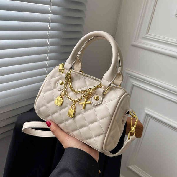 the new designer handbags lingge chain bag women's 2022 summer popular msenger hand pillow 
the new designer handbags lingge chain bag women's 2022 summer popular msenger hand pillow