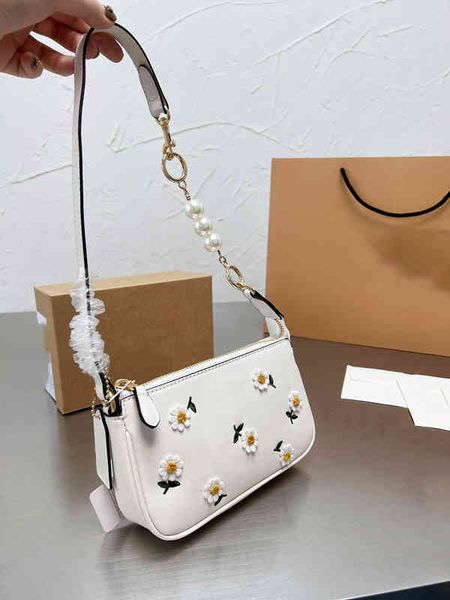 women luxurys designers summer vintage pearl chain bags handbag shoulder leather designer crossbody embroidered three-dimensional flowers pu
women luxurys designers summer vintage pearl chain bags handbag shoulder leather designer crossbody embroidered three-dimensional flowers pu