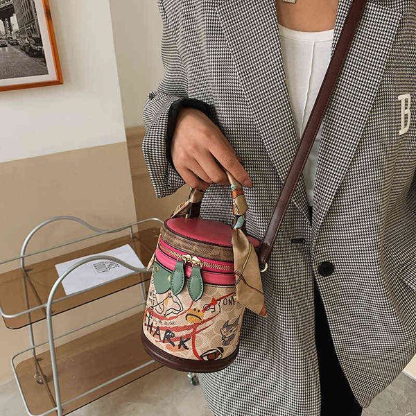 2022 cute cartoon tote bag bear graffiti bucket bags for women aesthetic silk scarf printing fashion women's party shoulder bag g220423
2022 cute cartoon tote bag bear graffiti bucket bags for women aesthetic silk scarf printing fashion women's party shoulder bag g220423