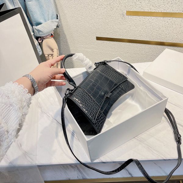 2022 famous designer luxury lady fashion handbags shoulder bags totes women cross body half moon ladies coin purse canvas embroidery handbag
2022 famous designer luxury lady fashion handbags shoulder bags totes women cross body half moon ladies coin purse canvas embroidery handbag