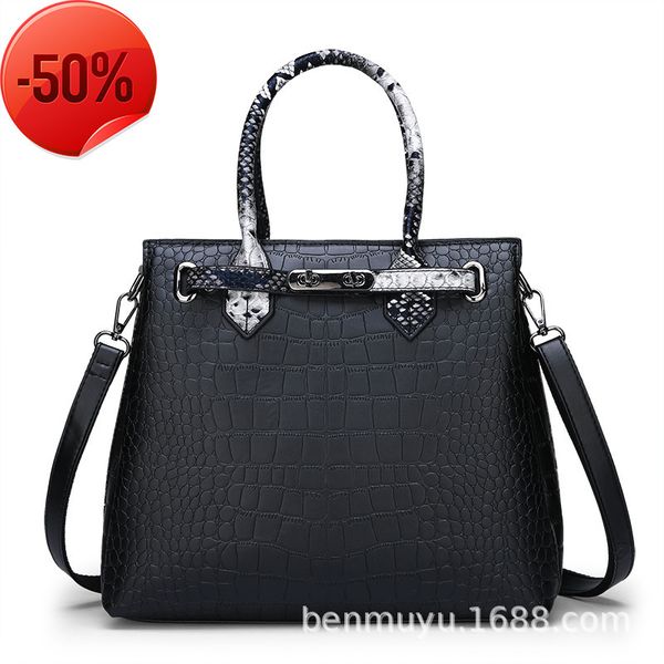 the factory directly 2022 new women's bag solid color fashion crocodile small lock princs style hand shoulder bag
the factory directly 2022 new women's bag solid color fashion crocodile small lock princs style hand shoulder bag
