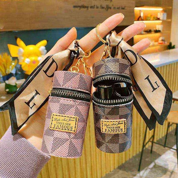 1pc luxury leather bucket lipstick bag silk scarf keychain exquisite personalized storage bag pendant women accessories keyring gift y220725, Silver
1pc luxury leather bucket lipstick bag silk scarf keychain exquisite personalized storage bag pendant women accessories keyring gift y220725, Silver