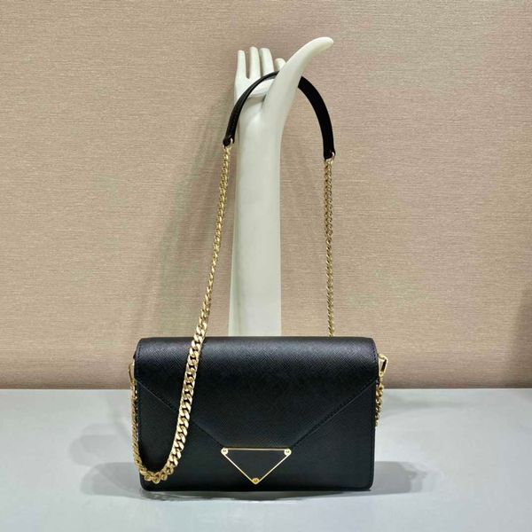 fashion messenger bag designer brand flip solid color enamel letter metal chain handbag
fashion messenger bag designer brand flip solid color enamel letter metal chain handbag