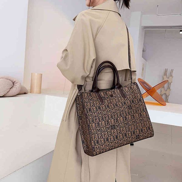 fashion women's new high-quality versatile bag luxury designer printed letter hand texture msenger shoulder briefcase busins
fashion women's new high-quality versatile bag luxury designer printed letter hand texture msenger shoulder briefcase busins