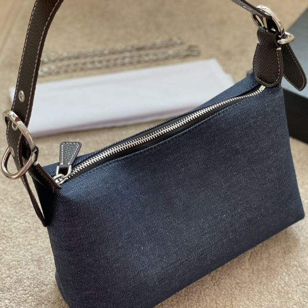 luxurys designers cosmetic bags shoulder crossbody purse wallets cases striped solid nylon letters triangle geometric chains women lady hand
luxurys designers cosmetic bags shoulder crossbody purse wallets cases striped solid nylon letters triangle geometric chains women lady hand