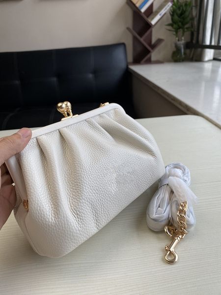 soft and adorable cloud bags shoulder bag good-looking genuine leather handbag simple and versatile style, Black;red
soft and adorable cloud bags shoulder bag good-looking genuine leather handbag simple and versatile style, Black;red