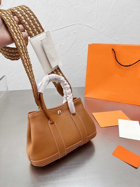 fashion classic ladies handbag designer luxury art handbag retro leather small square bag simple one shoulder diagonal bag
fashion classic ladies handbag designer luxury art handbag retro leather small square bag simple one shoulder diagonal bag