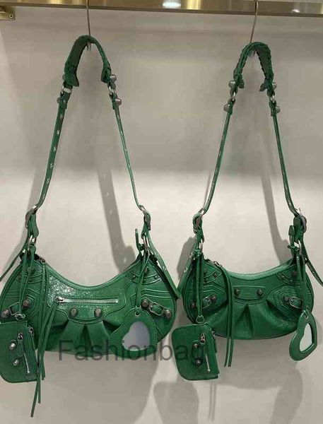 luxury balencaigass bag designer 22 handbags le cagole rivet locomotive three in one fold crescent oil wax leather underarm female diagonal
luxury balencaigass bag designer 22 handbags le cagole rivet locomotive three in one fold crescent oil wax leather underarm female diagonal