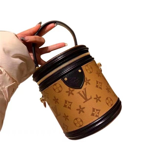 2022 genuine leather bags beauty case reverse coated canvas petite size removable strap drum shoulder bag one handle louise purse vutton cro
2022 genuine leather bags beauty case reverse coated canvas petite size removable strap drum shoulder bag one handle louise purse vutton cro