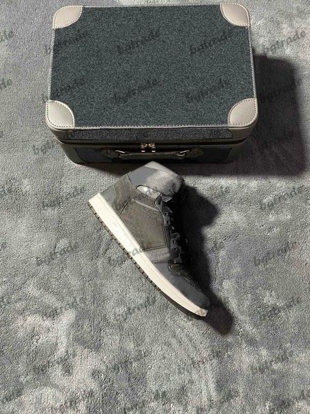 off joint name 1s high og jumpman sports shoes limited edition luxury basketball sneakers brown grey monograms pattern letter leather traine
off joint name 1s high og jumpman sports shoes limited edition luxury basketball sneakers brown grey monograms pattern letter leather traine