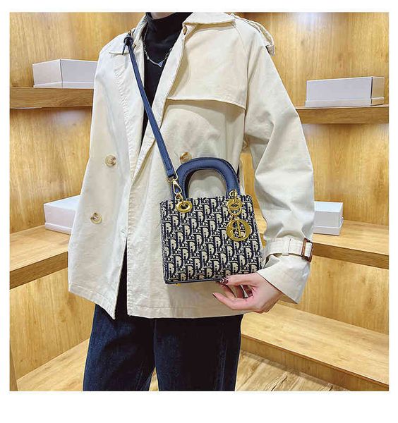 texture small female 2022 new fashion versatile portable princess bag net red single shoulder messenger bag luxury designer
texture small female 2022 new fashion versatile portable princess bag net red single shoulder messenger bag luxury designer