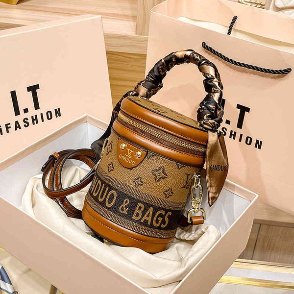 old women's summer 2022 new high-quality cylinder shoulder crossbody bucket bag fashion keychain factory outlet, Silver
old women's summer 2022 new high-quality cylinder shoulder crossbody bucket bag fashion keychain factory outlet, Silver