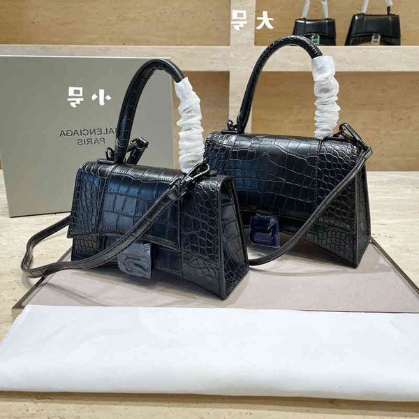 designer luxury handbags selling black crocodile pattern patent leather bright face full women's bag hourglass messenger fashion
designer luxury handbags selling black crocodile pattern patent leather bright face full women's bag hourglass messenger fashion