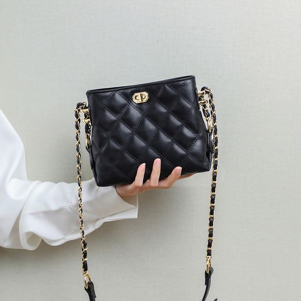 women's leather bag 2022 summer new versatile fashion chain single shoulder messenger small square bags shoulder tote handbags for wome
women's leather bag 2022 summer new versatile fashion chain single shoulder messenger small square bags shoulder tote handbags for wome