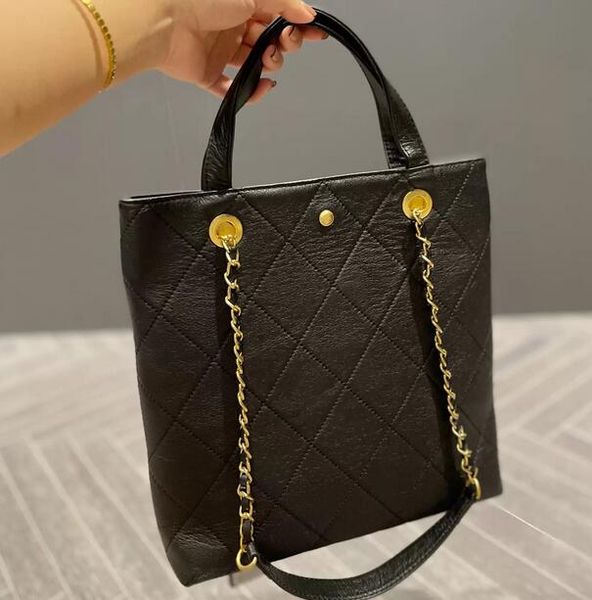 29x28cm black calfskintotes bag fashion quilted plaid check hardware metal chain portable crossbody shoulder bag designer luxury womens hand
29x28cm black calfskintotes bag fashion quilted plaid check hardware metal chain portable crossbody shoulder bag designer luxury womens hand
