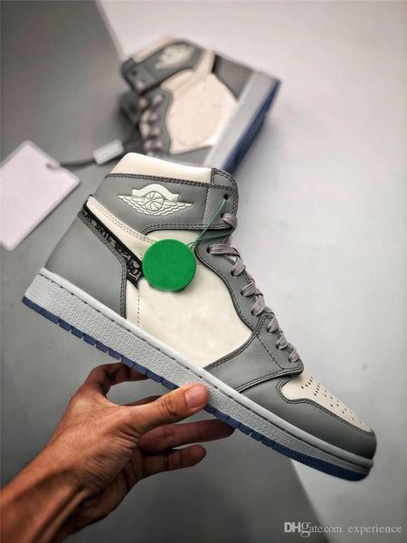 2021 released authentic 1 high og outdoor shoes man woman 1s wolf grey sail pn dust white with original box with dust bag cn8607-002
2021 released authentic 1 high og outdoor shoes man woman 1s wolf grey sail pn dust white with original box with dust bag cn8607-002