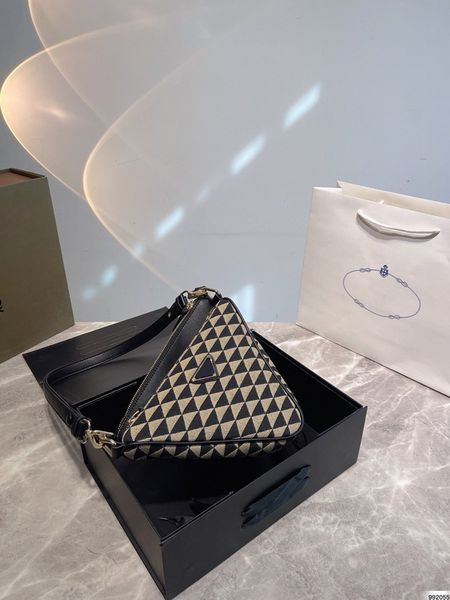 triangle shoulder bag designer jacquard fabric handbag purse wallets luxurys crossbody clutch totes bags letters geometric zipper strap, Red;black
triangle shoulder bag designer jacquard fabric handbag purse wallets luxurys crossbody clutch totes bags letters geometric zipper strap, Red;black