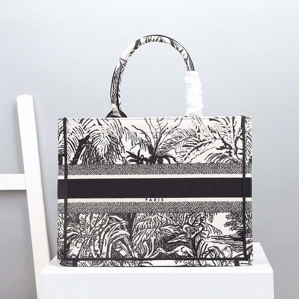 fashion designer ladies evening bag wamen tote bags retro embroidery craft waman handbag wallet purse crossboby packet, Red;black
fashion designer ladies evening bag wamen tote bags retro embroidery craft waman handbag wallet purse crossboby packet, Red;black