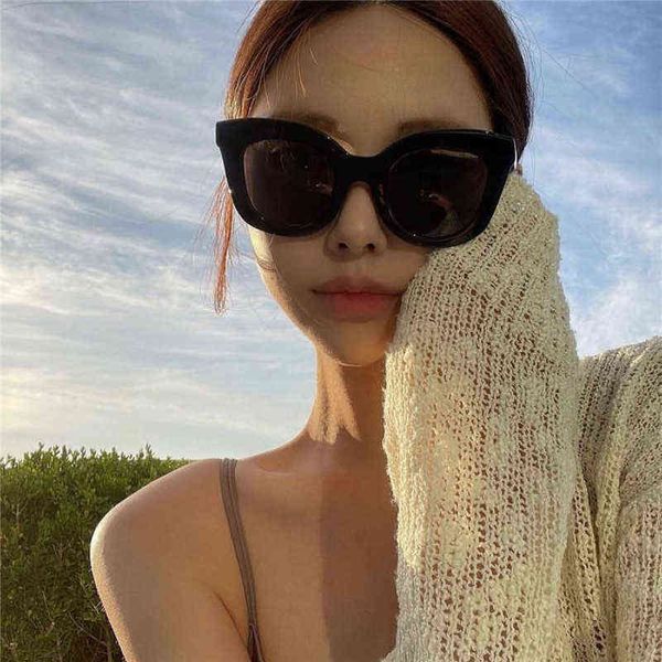 new fancy fashion men's and women's fashion street shooting sunglasses personality cool optical glass vvru, White;black
new fancy fashion men's and women's fashion street shooting sunglasses personality cool optical glass vvru, White;black