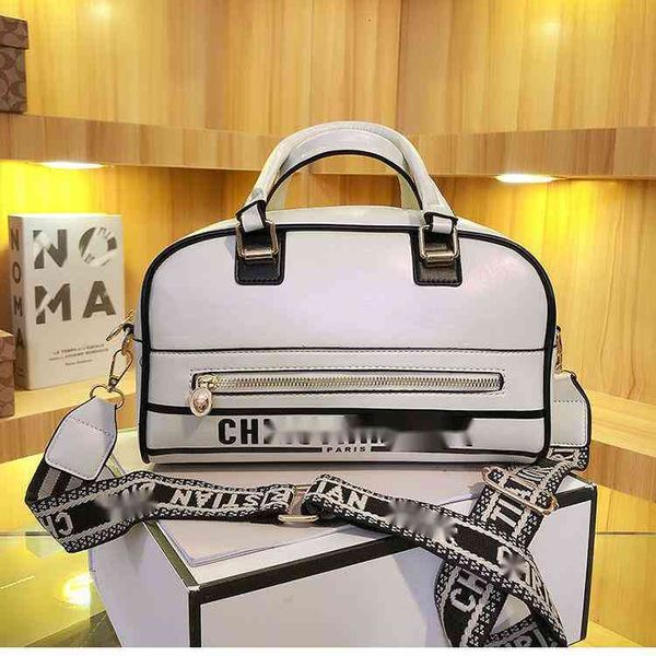 factory direct sale mature and exquisite d-shaped pillow korean temperament 2022 new star same portable messenger female designer bag
factory direct sale mature and exquisite d-shaped pillow korean temperament 2022 new star same portable messenger female designer bag