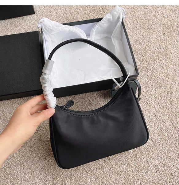 2022 re-edition tote nylon leather shoulder bags luxury women's crossbody handbag hand caught bag purse
2022 re-edition tote nylon leather shoulder bags luxury women's crossbody handbag hand caught bag purse