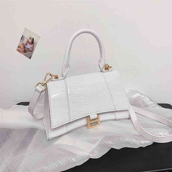 70% factory online sale advanced hourglass red same soft leather hand b-shaped single shoulder diagonal bag
70% factory online sale advanced hourglass red same soft leather hand b-shaped single shoulder diagonal bag