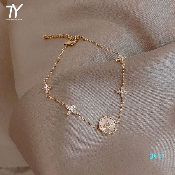2022 new fashion bracelet mode korean women's jewelry classic alloy plum blossom cross shape bracelet quality, Golden;silver
2022 new fashion bracelet mode korean women's jewelry classic alloy plum blossom cross shape bracelet quality, Golden;silver