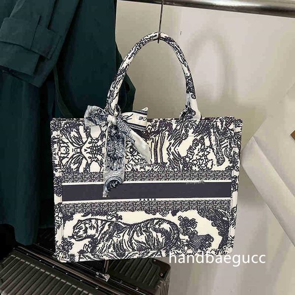 handbag designer bag autumn winter printed shopping bag capacity contrast color single shoulder tote
handbag designer bag autumn winter printed shopping bag capacity contrast color single shoulder tote