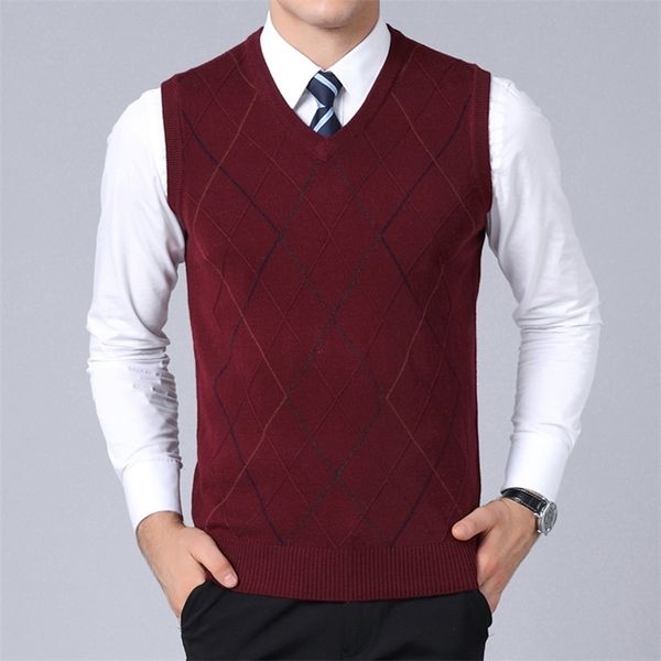 fashion brand sweater for mens pullover vest slim fit jumpers knitwear plaid autumn korean style casual men clothes 201204, White;black
fashion brand sweater for mens pullover vest slim fit jumpers knitwear plaid autumn korean style casual men clothes 201204, White;black