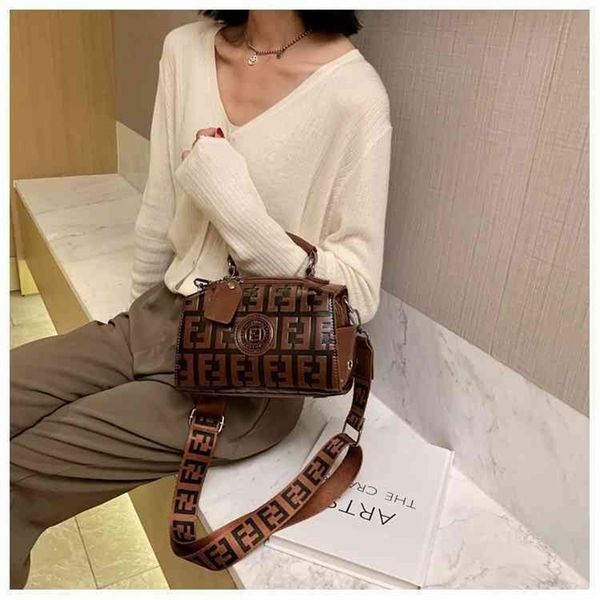 75% off clearance outlet sale in spring and summer of fashion one shoulder slanting cross portable embossed small square bag
75% off clearance outlet sale in spring and summer of fashion one shoulder slanting cross portable embossed small square bag