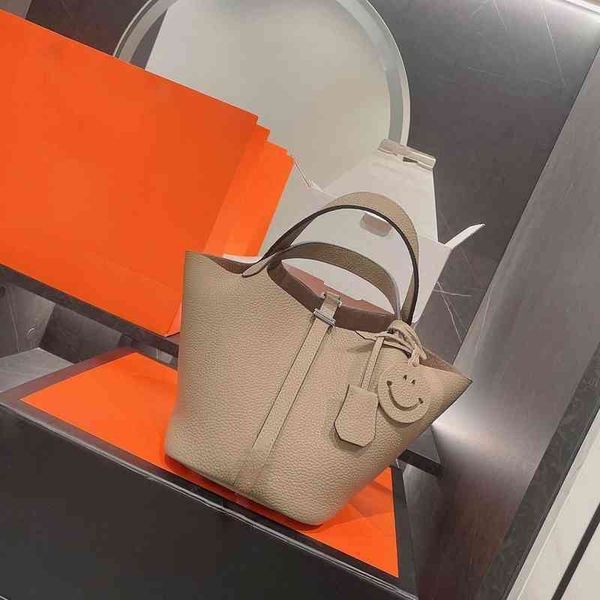 totes shoulder bags luxury brand food basket simple square bucket bag women's designer real leather mobile phone handbags 211216x
totes shoulder bags luxury brand food basket simple square bucket bag women's designer real leather mobile phone handbags 211216x