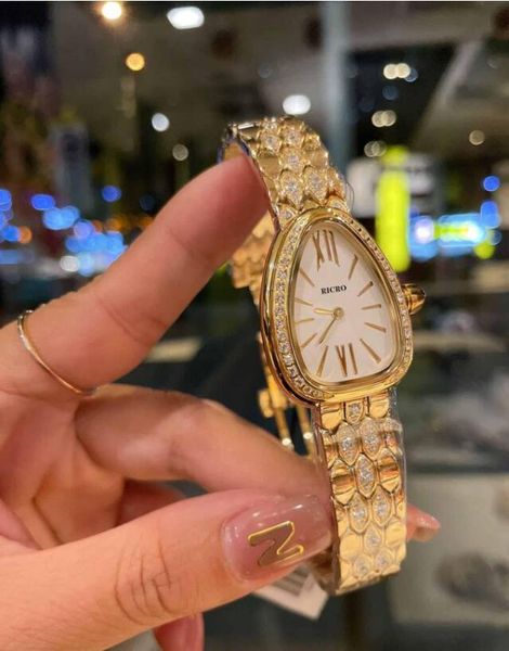 the 30mm size women's watch has a diamond bezel with a snake-like imported quartz movement, Slivery;brown
the 30mm size women's watch has a diamond bezel with a snake-like imported quartz movement, Slivery;brown