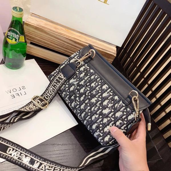 designer bags one shoulder wide band half moon bag hardware women's letter embroidery knitting canvas crescent
designer bags one shoulder wide band half moon bag hardware women's letter embroidery knitting canvas crescent