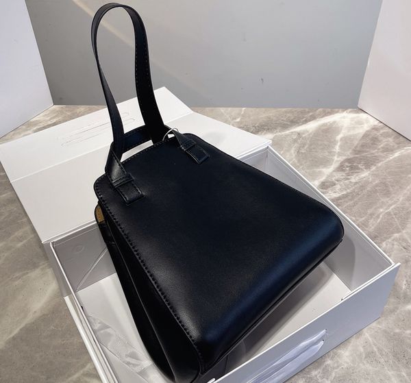 super classic style triangle bag handbag fashion versatile commuter women's one shoulder handbag leather design large capacity
super classic style triangle bag handbag fashion versatile commuter women's one shoulder handbag leather design large capacity