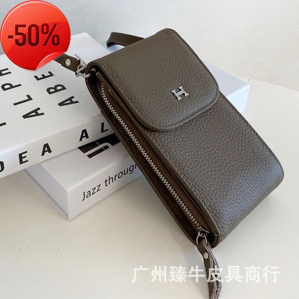 the factory directly the factory directly women's lychee pattern h home oblique baotou layer leather large capacity long shoulder
the factory directly the factory directly women's lychee pattern h home oblique baotou layer leather large capacity long shoulder