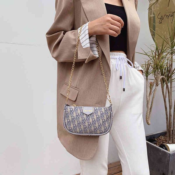 2022 luxury bags d-shaped old mahjong three in one tide broadband messenger women's versatile bag
2022 luxury bags d-shaped old mahjong three in one tide broadband messenger women's versatile bag