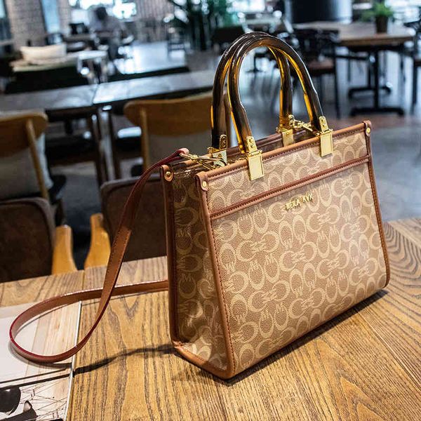 new fashion single shoulder versatile portable large capacity tote women's bags luxury brand purses shoulder bag
new fashion single shoulder versatile portable large capacity tote women's bags luxury brand purses shoulder bag