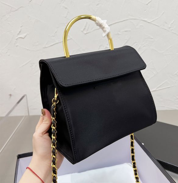 2022 new gold handle portable messenger bag leisure fashion high-end atmosphere simple portable solid color matching gift box
2022 new gold handle portable messenger bag leisure fashion high-end atmosphere simple portable solid color matching gift box