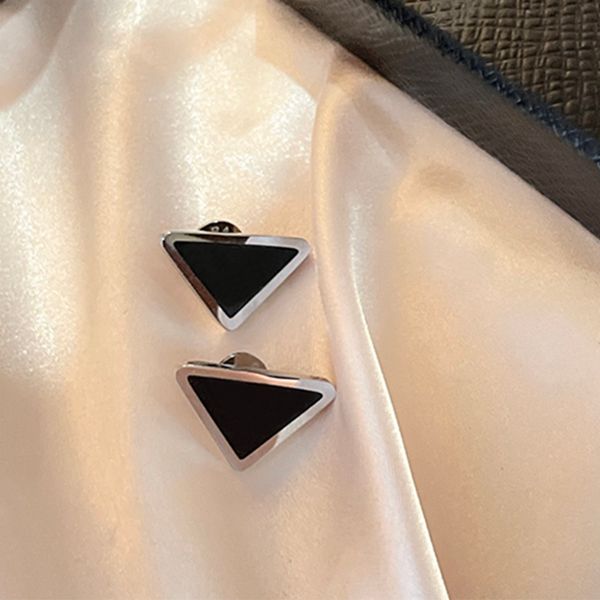2022 women earrings luxury designer jewelry mens earring triangle dangle stud earing black hoop earring party orecchini hoops, Golden;silver
2022 women earrings luxury designer jewelry mens earring triangle dangle stud earing black hoop earring party orecchini hoops, Golden;silver