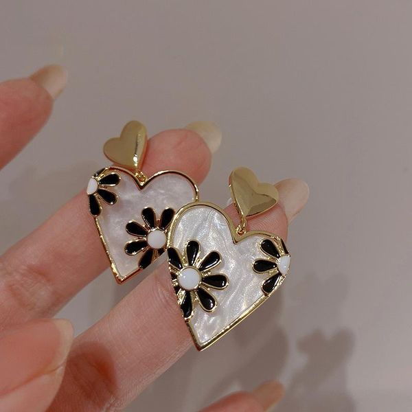 stud 2022 daisy heart-shaped earrings for spring and summer women with a versatile design of temperament, Golden;silver
stud 2022 daisy heart-shaped earrings for spring and summer women with a versatile design of temperament, Golden;silver