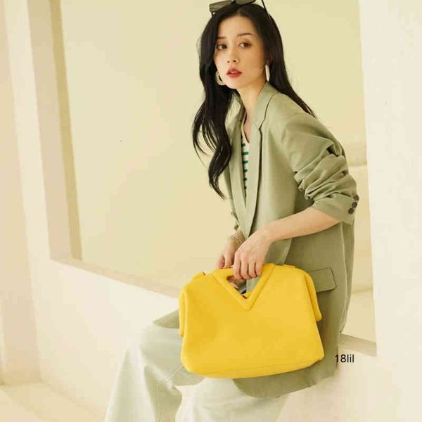 pouch outdoor sports designer venetas bottegas bagsinverted triangle cloud woven leather single shoulder oblique portable womens
pouch outdoor sports designer venetas bottegas bagsinverted triangle cloud woven leather single shoulder oblique portable womens