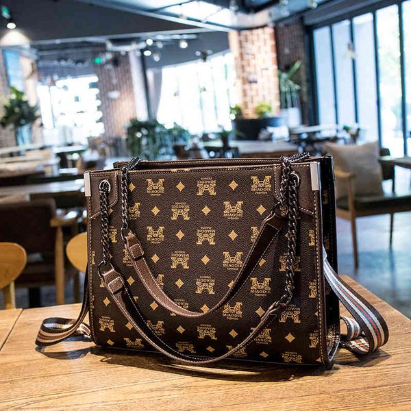 designer handbags 2022 women's bag new fashion large capacity tote bag pu printing single shoulder chain cross
designer handbags 2022 women's bag new fashion large capacity tote bag pu printing single shoulder chain cross