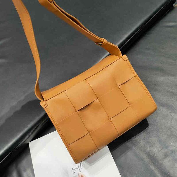 2022 spring new leather shoulder bag fashion temperament woven small square makaron texture messenger women's
2022 spring new leather shoulder bag fashion temperament woven small square makaron texture messenger women's
