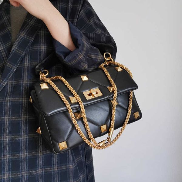 women's simple fashion chain versatile square bag retro trend banquet portable shoulder bag unique hot
women's simple fashion chain versatile square bag retro trend banquet portable shoulder bag unique hot