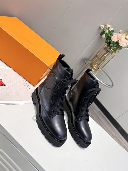 2022 new designer's autumn and winter women short boots holiday leisure work fashion boots word 35-40 us4-9 box, Black
2022 new designer's autumn and winter women short boots holiday leisure work fashion boots word 35-40 us4-9 box, Black