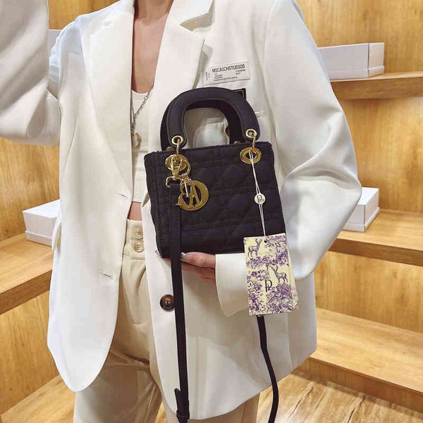 new high-class classic portable small fragrance princess dai lingge messenger versatile design foreign style shoulder bag luxury designer
new high-class classic portable small fragrance princess dai lingge messenger versatile design foreign style shoulder bag luxury designer